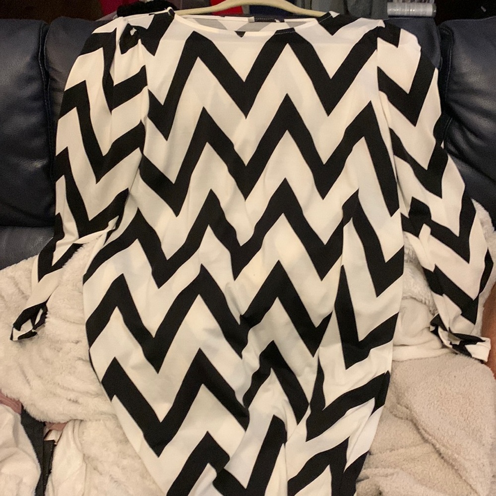 Womens 3/4 sleeve length chevron, black and white, knee length dress. Size XL